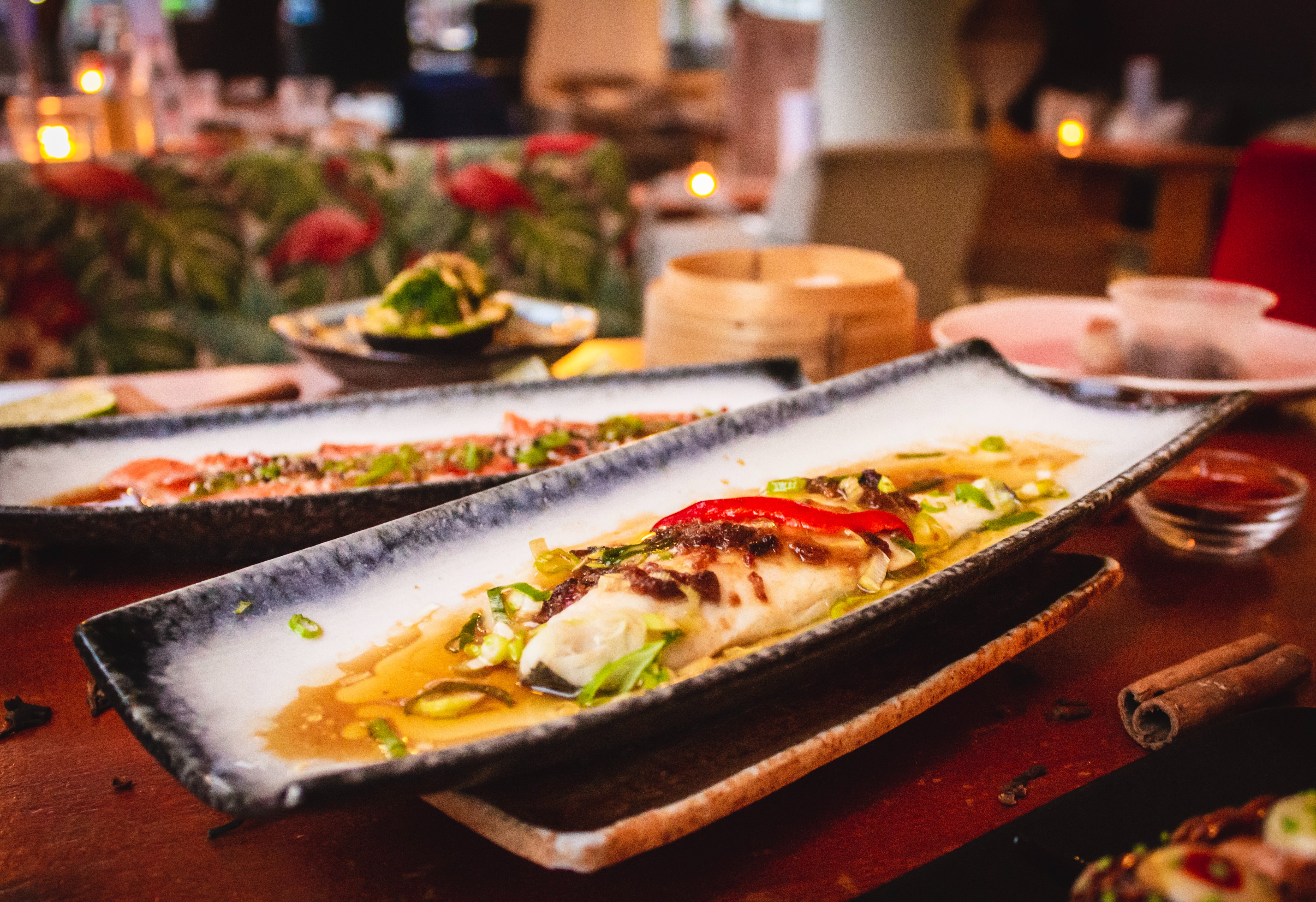 Photo de plusieurs barquettes en céramique contenant des plats gastronomiques