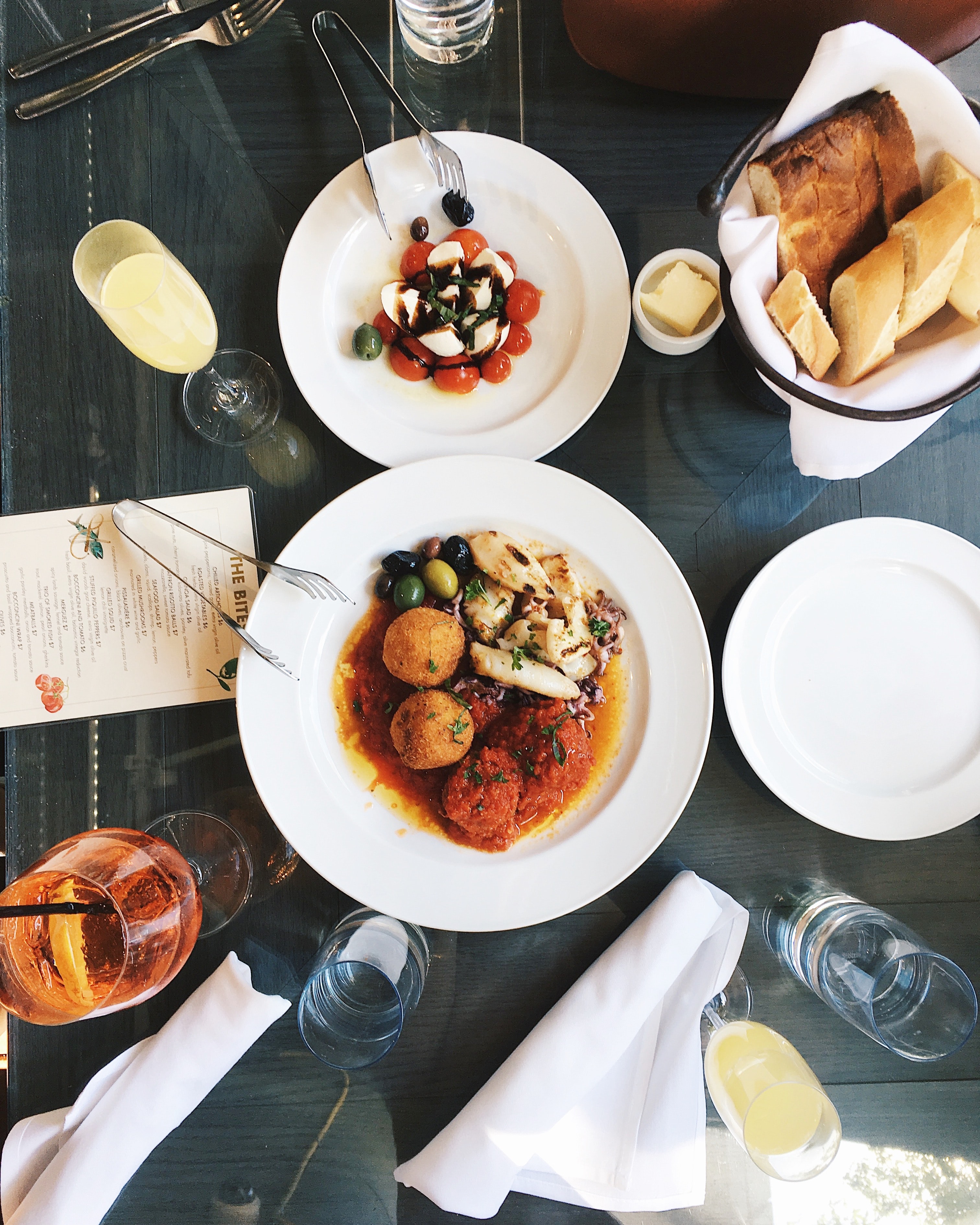 Photo vue du dessus d'un plat gastronomique