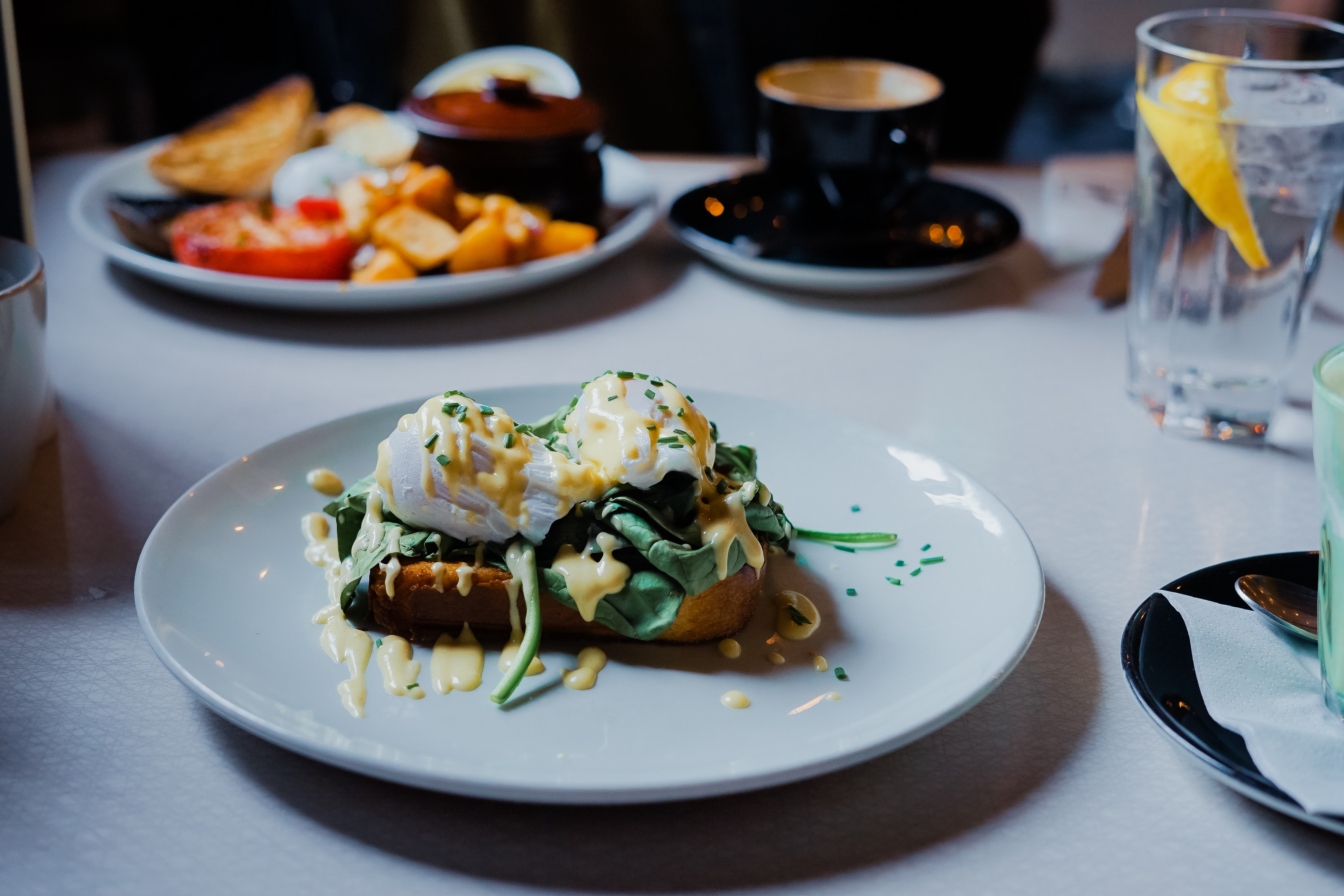 Photo d'un plat gastronomique avec en fond d'autres assiettes